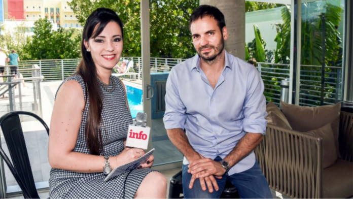 El empresario Diego Colmenero de Urbanica Hotel es entrevistado por la periodista Nancy Clara de Hispanic Target Online - Foto: Guillermo Caminos