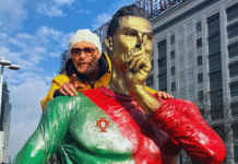 Sergio Furnari presenta la estatua de bronce de la chilena de Cristiano Ronaldo en la final de la Copa Mundial de Clubes