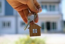 Invertir en Miami: Por qué el comprador latino necesita un abogado de cierre y no solo una compañía de títulos